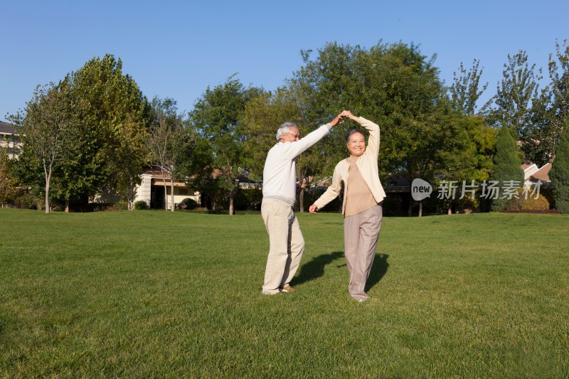 老年夫妻在院子里跳舞