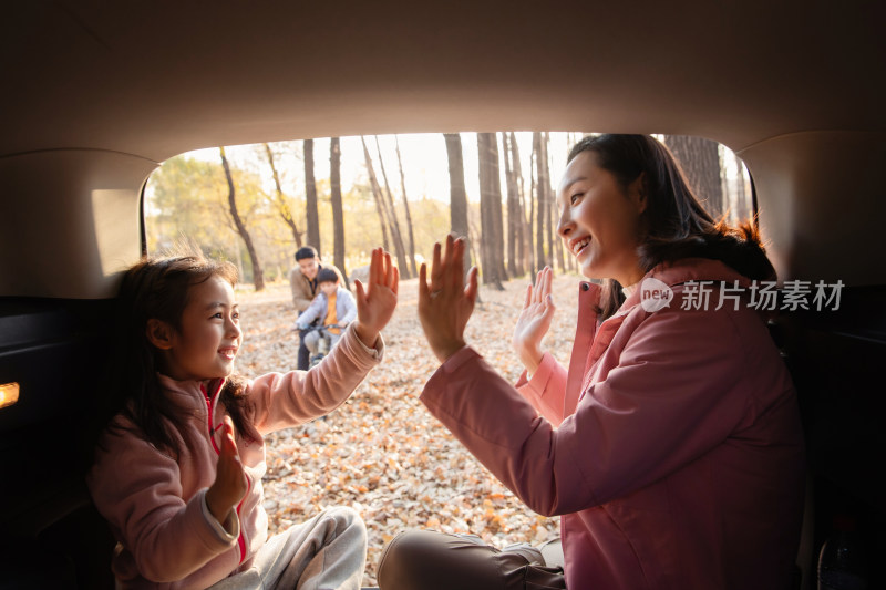 幸福母女在车中游戏，快乐父子在学自行车