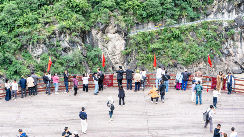 云南香格里拉虎跳峡景区及游客