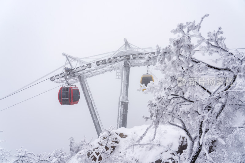 寒冷冬季大雪中景区的索道缆车轿厢