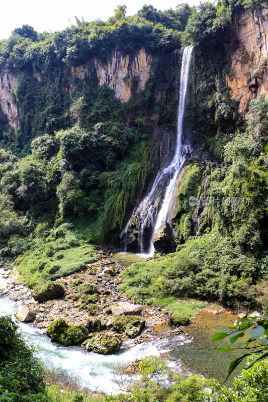 山林间的瀑布自然景观
