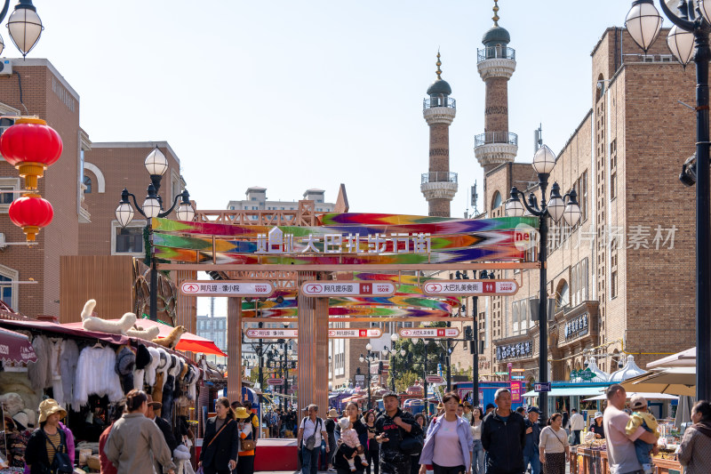 国庆节前夕中国新疆国际大巴扎旅行的游客