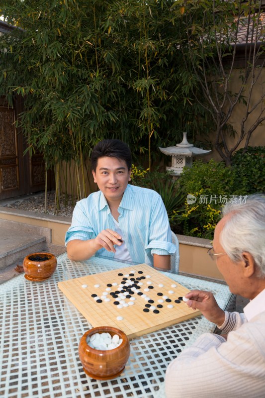 父子在院子里下棋