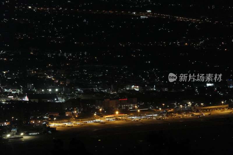 俯瞰清迈夜晚城市机场全景