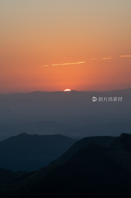 高山金色日出