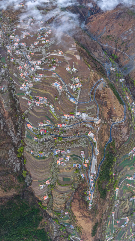 四川阿坝州金川梨花藏寨雪山高空航拍