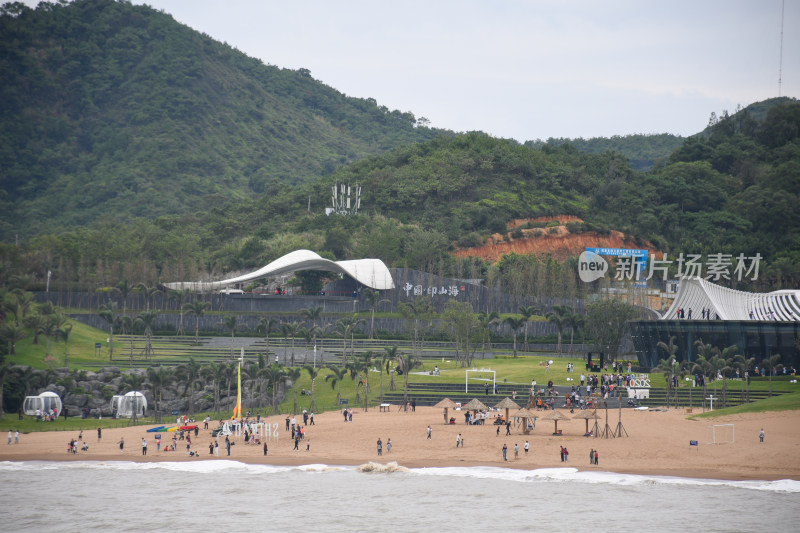 依山傍海的中国圣山湾海滩热闹景象