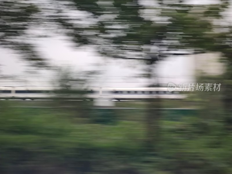 快速行驶中的高铁与沿途风景