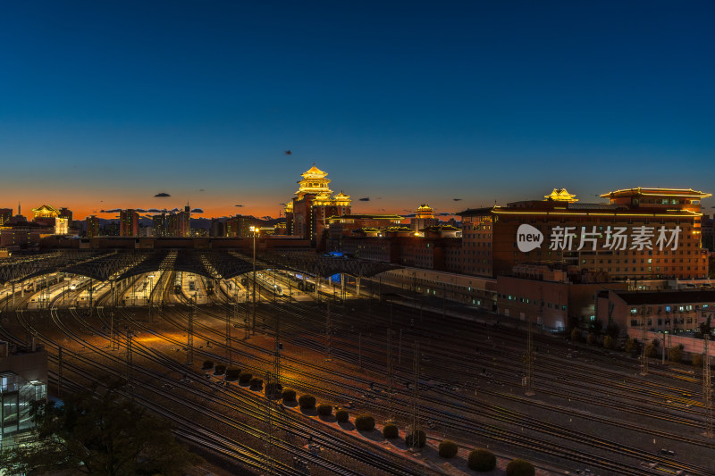 北京火车站夜色 铁轨与古建筑的黄昏