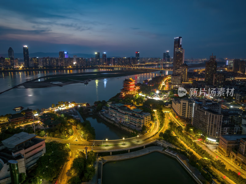 江西南昌滕王阁赣江双子塔日落蓝调夜景航拍