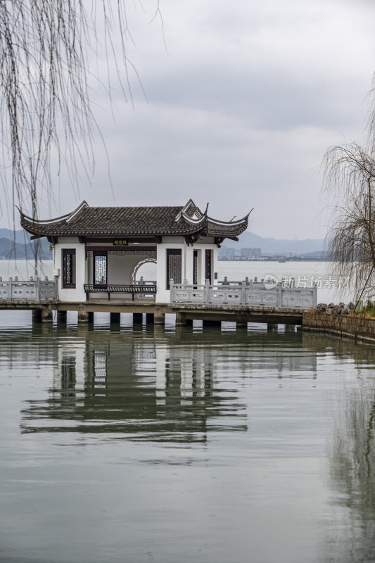 阴雨中的宁波东钱湖