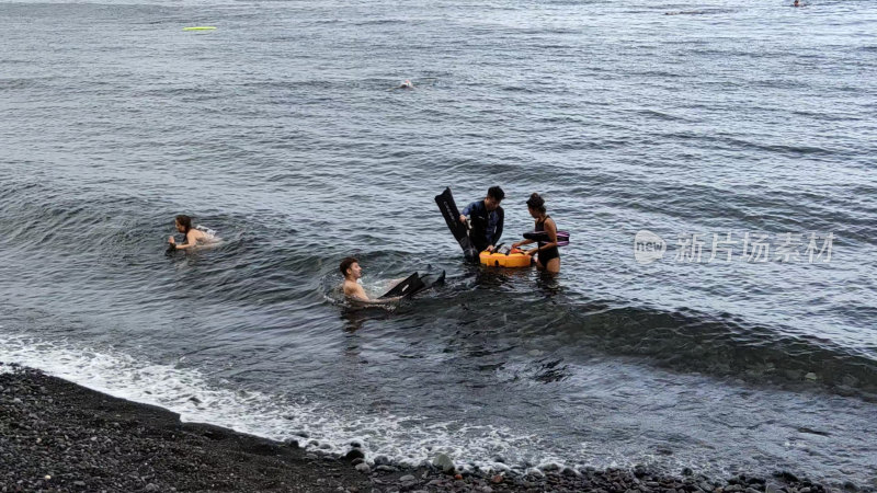 巴厘岛海边沉船潜水的人们