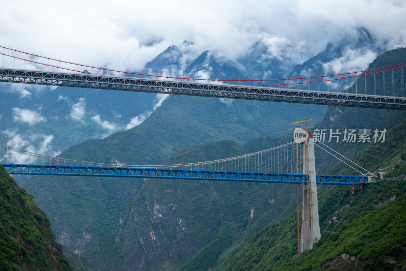 高山峻岭间的在建蓝色大桥