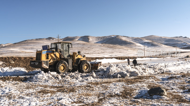 冬季山区冰雪推土机铲雪