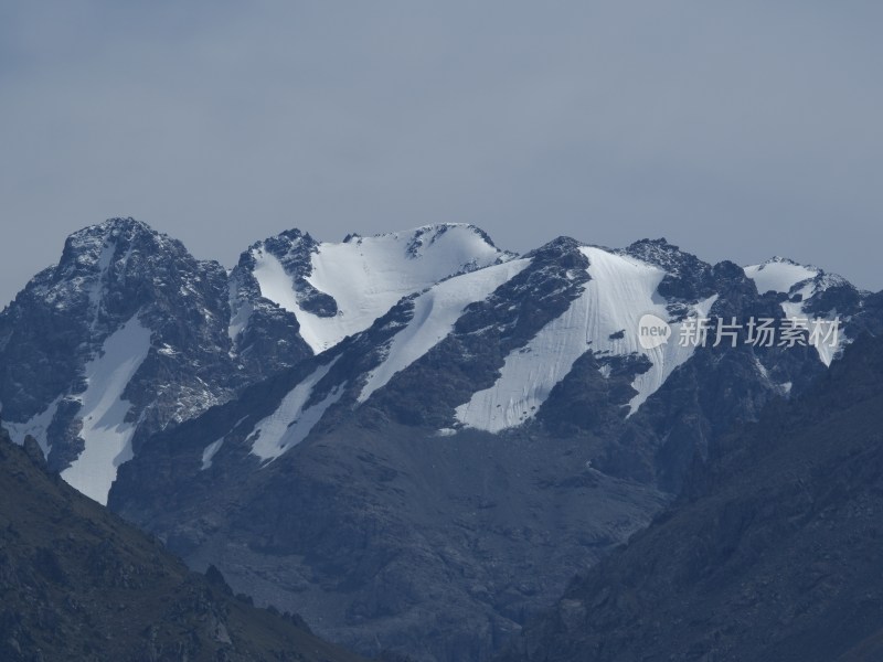 新疆天山天池夏季雪山湖面