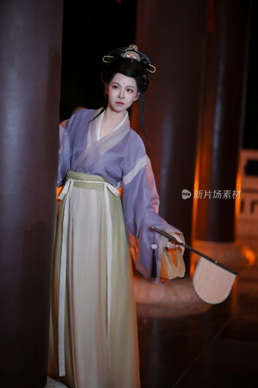 古风女子持扇倚柱