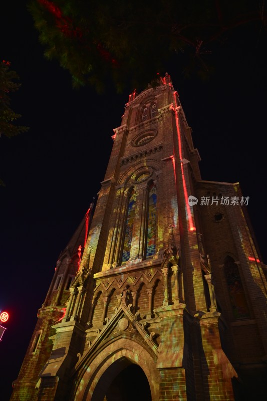 夜晚灯光下的欧式教堂建筑