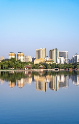 济南大明湖湖畔城市高楼倒影景观