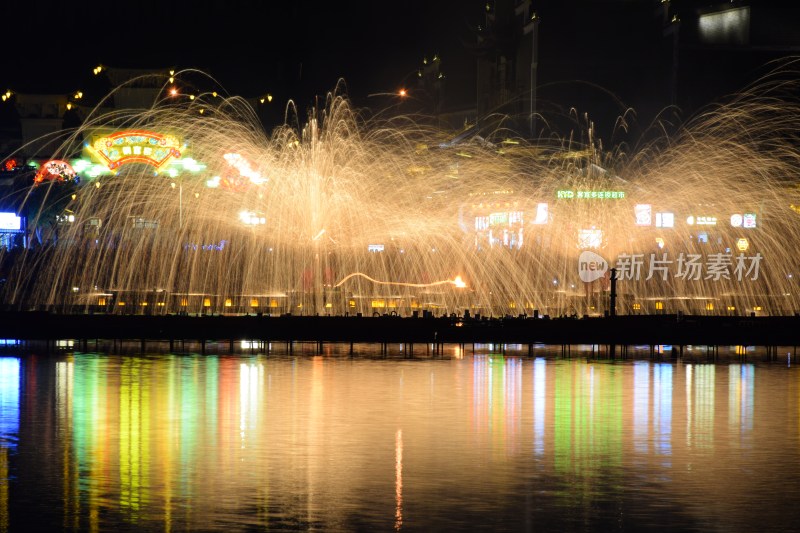 长沙铜官窑夜间湖边打铁花景观