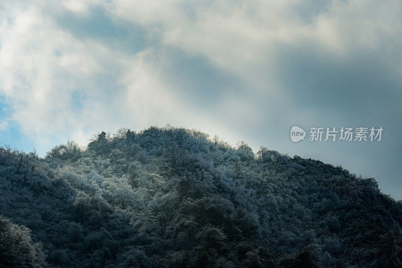 冬日远山雪景