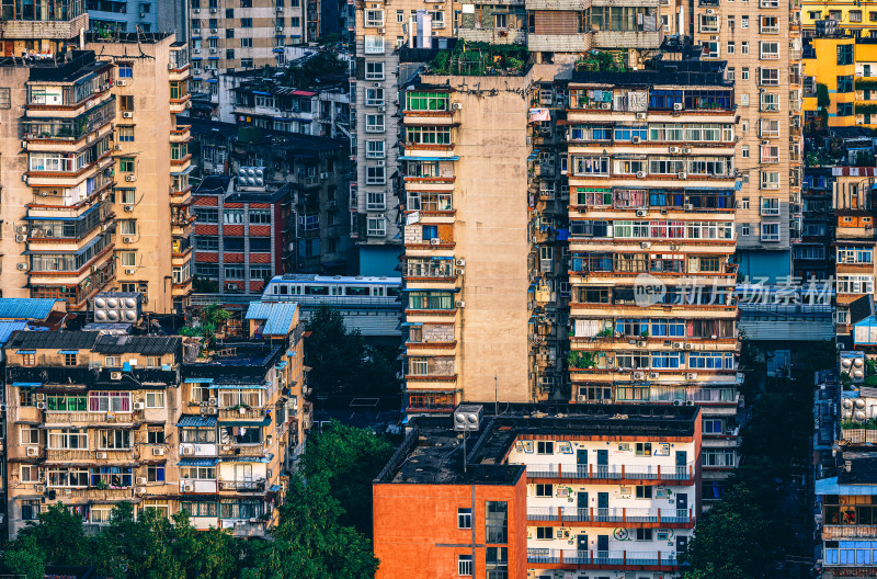 武汉轻轨在城市建筑中行驶