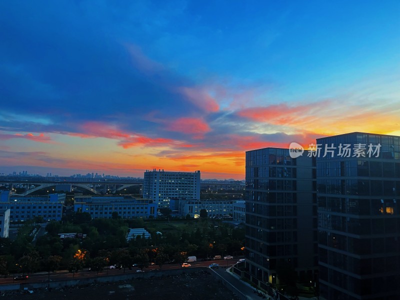 天台上欣赏杭州的朝霞满天