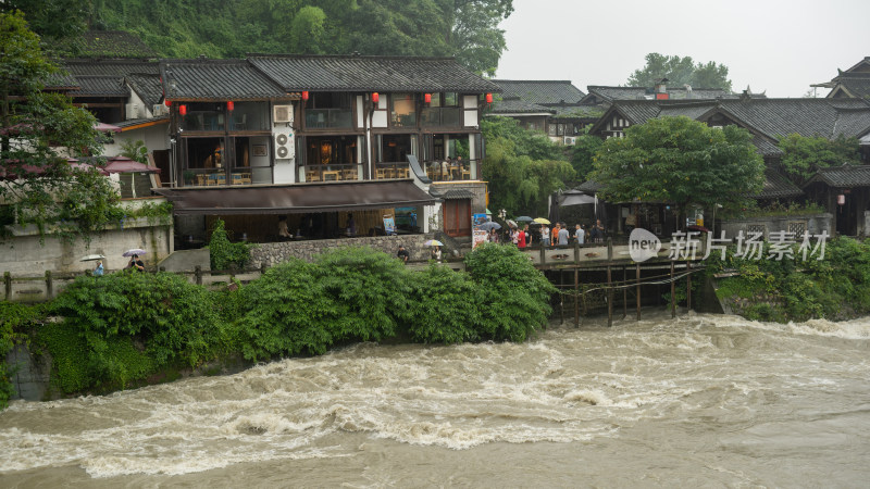 成都都江堰景区雨季的风景及游客