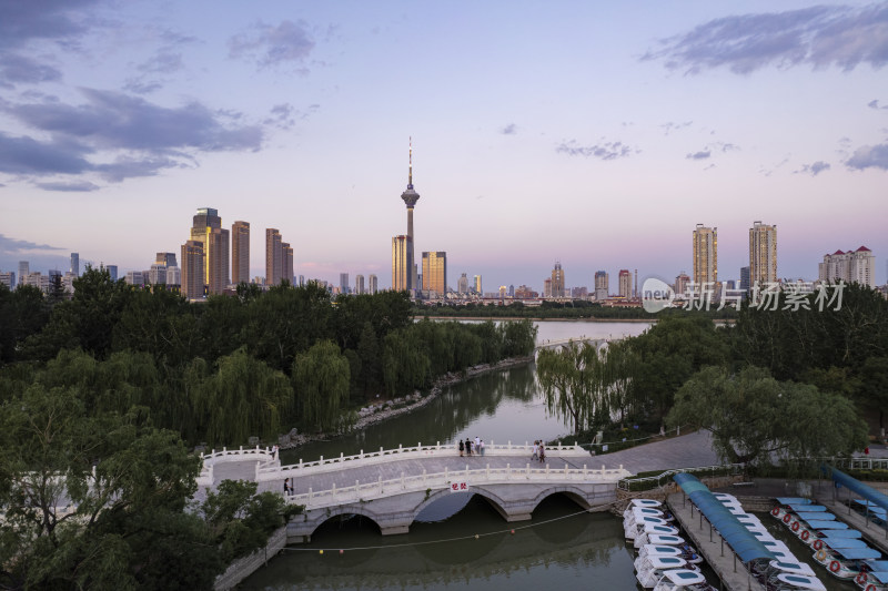 天津天塔湖水上公园景区城市日落晚霞风光