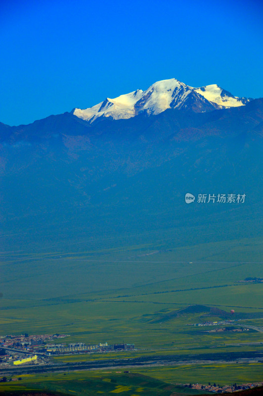 雪山乡村