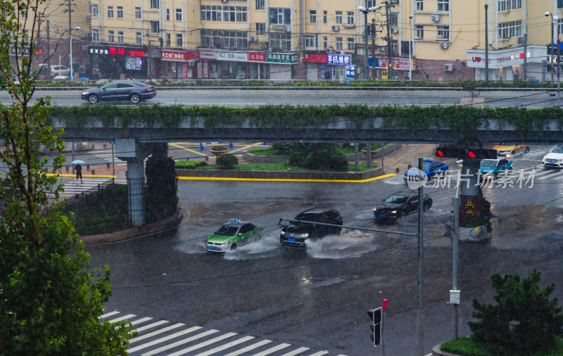 下雨天的青岛的马路