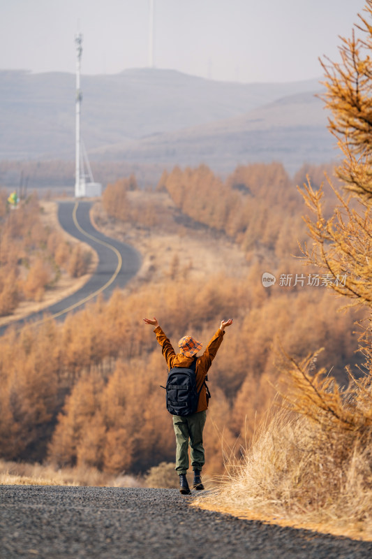 年轻女子户外徒步旅行的背影