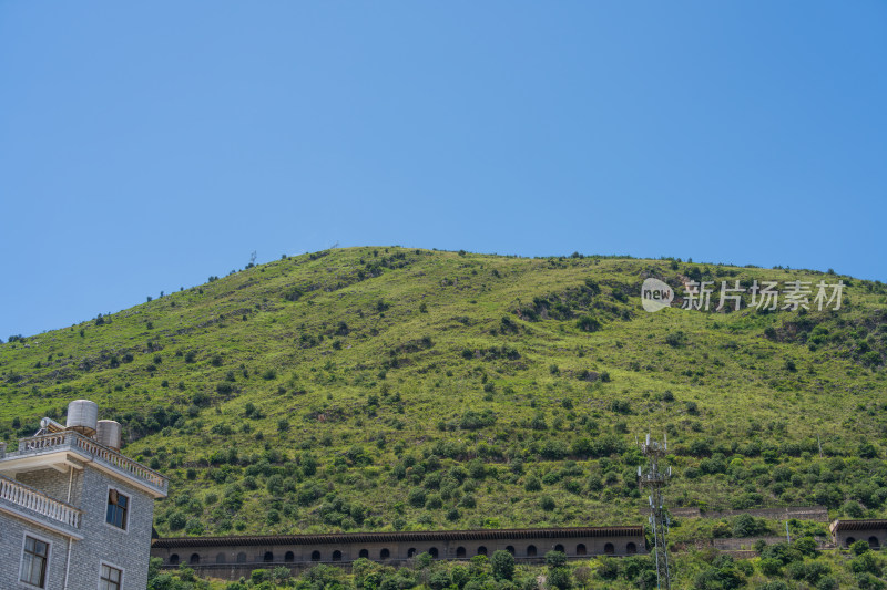 山坡绿植与建筑景观