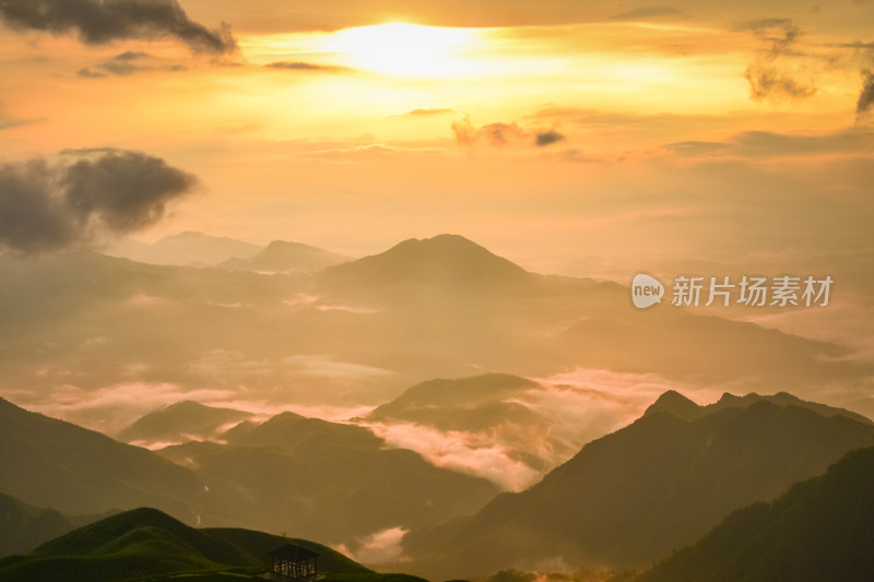 高山草甸武功山日出时分自然风景