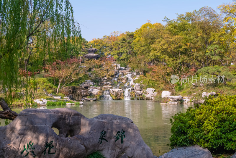 晴朗的午后，扬州瘦西湖江南园林风景