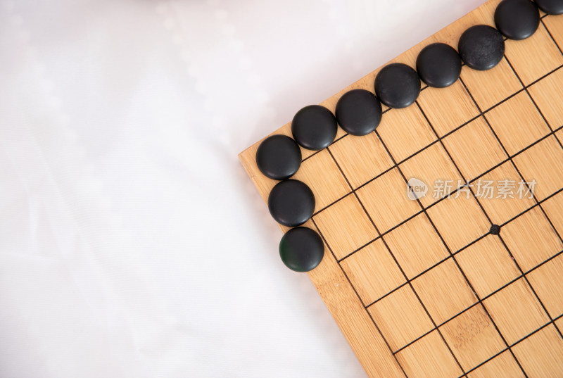 黑色的棋子在棋盘上