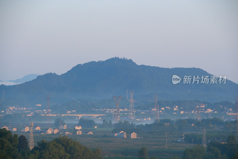 清晨的宁静山景