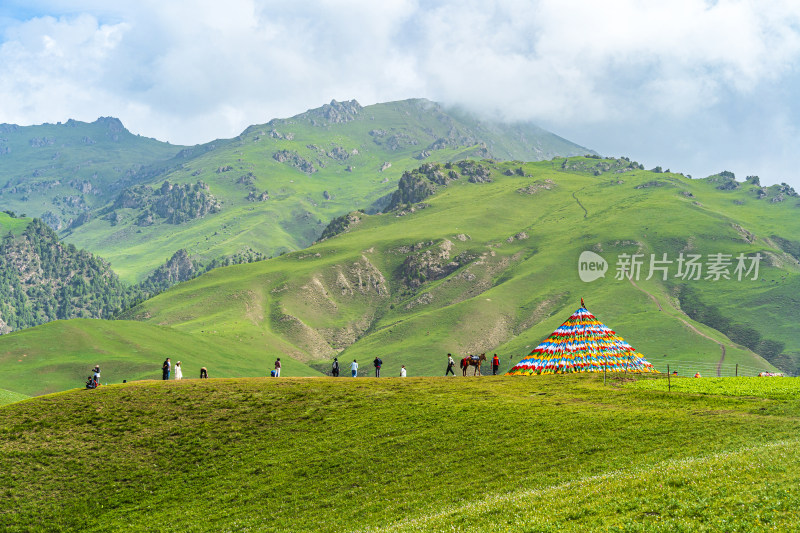 青海祁连县卓尔山景区，夏季起伏的高山牧场