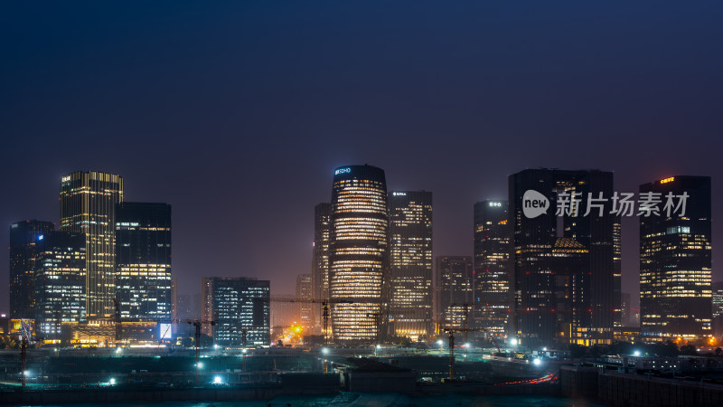 北京夜幕下的都市地标丽泽SOHO大楼