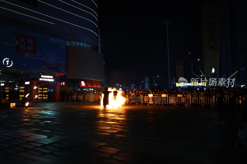 夜晚广场上的火舞表演者