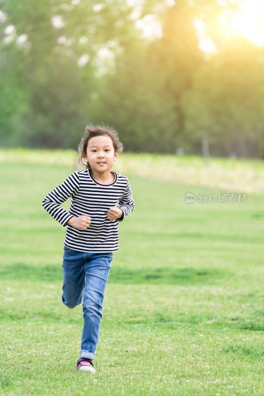 夏天在公园草坪上奔跑中国女孩