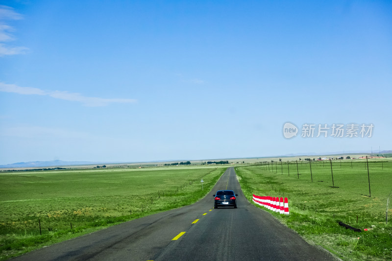 内蒙古草原公路汽车