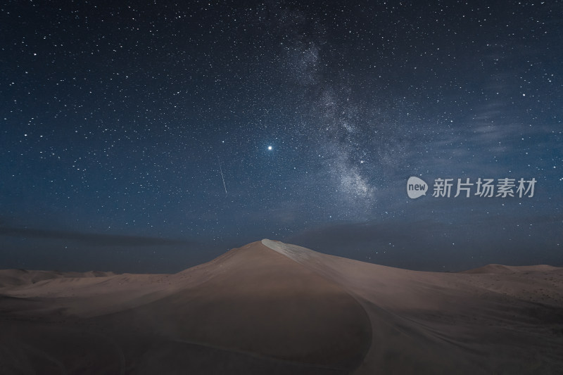 沙漠里的星空与流星
