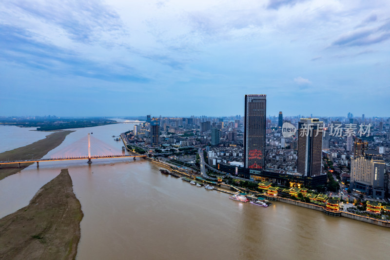 江西南昌城市夜幕降临城市夜景航拍图