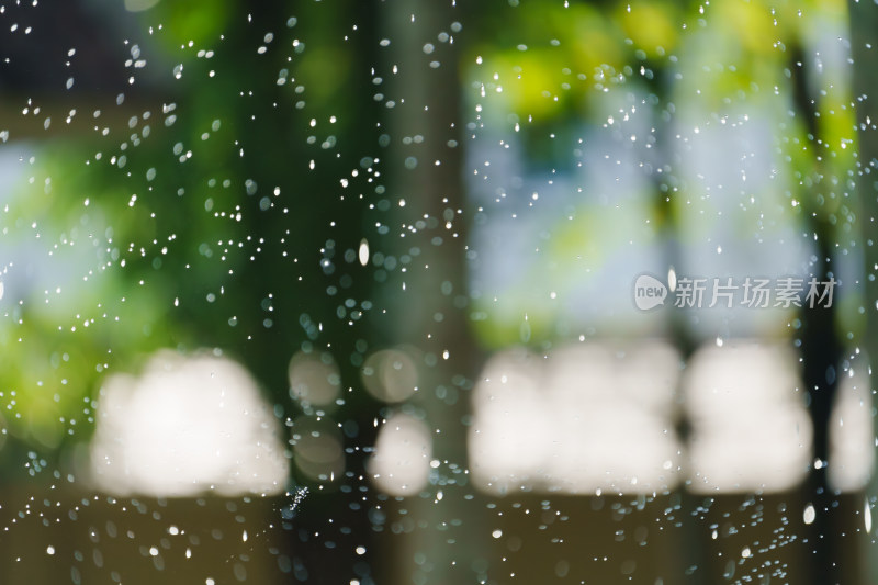 户外雨景特写，雨水线条的模糊动感画面