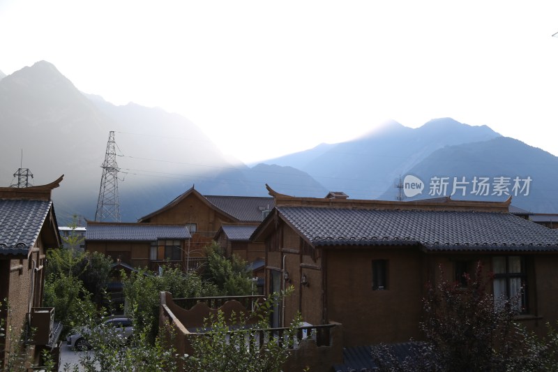 四川阿坝州叠溪镇的风景：群山、民居和落日