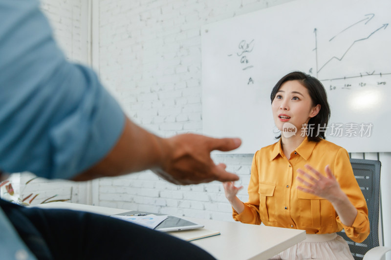 商务男女在会议室开会