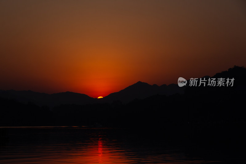 杭州西湖山水间壮丽的日落景观