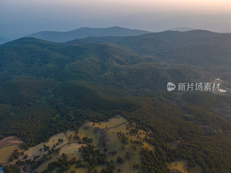 航拍黄昏时分郊外的山脉自然风光