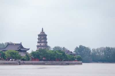 晴朗的午后，远眺大运河畔扬州镇国寺塔