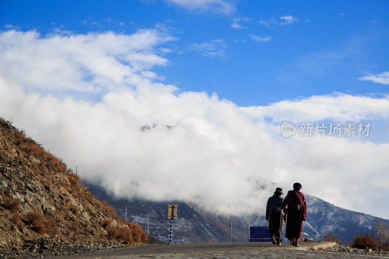 中国西藏虔诚的藏民朝拜转山